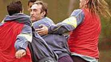 <B>NERVIOS</B>. Sarasúa y Ángel tuvieron que ser separados.