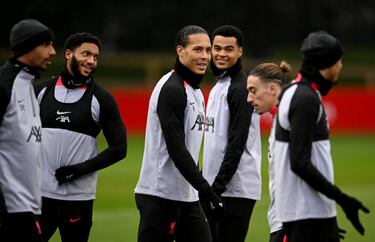 Klopp intenta levantar a un equipo con problemas