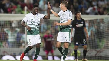 Djaniny festeja su anotación con Julio Furch frente a Cruz Azul