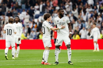 Fran García y Rüdiger se dan instrucciones durante un momento del partido contra Osasuna. 