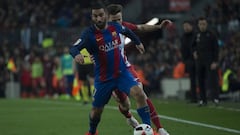 Arda Turan controla el bal&oacute;n ante Sa&uacute;l durante la vuelta de semifinales de la Copa del Rey en el Camp Nou.