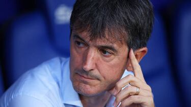 BARCELONA, SPAIN - OCTOBER 16: Pacheta, Head Coach of Valladolid looks on prior to the LaLiga Santander match between RCD Espanyol and Real Valladolid CF at RCDE Stadium on October 16, 2022 in Barcelona, Spain. (Photo by Eric Alonso/Getty Images)