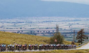 El pelotón durante la novena etapa del Giro de Italia 2021 con un recorrido de 158 kilómetros entre Castel di Sangro y Campo Felice.