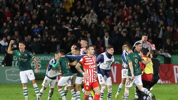 CÁCERES, 22/12/2022.- Los jugadores del Cacereño (detrás) celebran su victoria ante el Girona durante el partido de la segunda ronda de la Copa del Rey de fútbol que se disputa este jueves en el estadio Príncipe Felipe. EFE/ Jero Morales