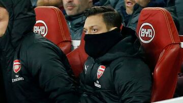 El centrocampista alemán del Arsenal, Mesut Ozil, en el banquillo.