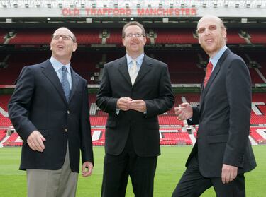 En 2005, el Manchester United fue adquirido por el empresario estadounidense Malcolm Glazer en una operación valorada en aproximadamente 790 millones de libras. La compra se realizó de forma gradual, hasta que el grupo Glazer logró hacerse con más del 98% de las acciones del club, permitiéndole excluirlo de la Bolsa de Londres y convertirlo en una empresa privada.
En la imagen Joel Glazer (izquierda), Avram Glazer (derecha) y Bryan Glazer (centro), hijos de Malcolm Glazer, posan en Old Trafford como nuevos miembros de la junta directiva del United.