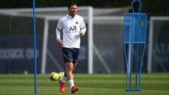 Paris Saint-Germain&#039;s Argentinian forward Lionel Messi takes part in a training session at the Camp des Loges Paris Saint-Germain football club&#039;s training ground in Saint-Germain-en-Laye on August 28, 2021. (Photo by FRANCK FIFE / AFP)