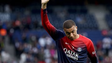 (FILES) Paris Saint-Germain's French forward #07 Kylian Mbappe cheers to supporters during warm up before the French L1 football match between Paris Saint-Germain (PSG) and Toulouse (TFC) on May 12, 2024 at the Parc des Princes stadium in Paris. Kylian Mbappe is absent from Paris SG's squad to face Metz on the 34th and final day of Ligue 1, and will therefore not play a final league match before leaving the club this summer. (Photo by FRANCK FIFE / AFP)