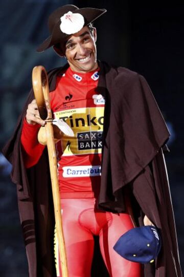 El ciclista del equipo Tinkoff Saxo, Alberto Contador vestido de peregrino en el podium tras proclamarse vencedor de la Vuelta Ciclista a España 2014