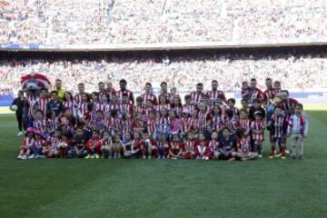 El once inicial del Atlético. De pie: Oblak, Kranevitter, Gabi, Thomas, Vietto, Óliver Torres, Correa, Jesús Gámez, Giménez, Lucas y Juanfran. 