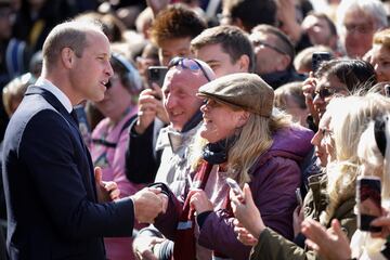 El Rey Carlos III y el Príncipe de Gales visitan por sorpresa a la gente que hace cola para entrar a la capilla ardiente de la reina Isabel II. A su llegada han sido aclamados por las personas que llevan horas esperando.