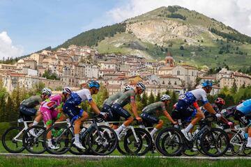 El pelotón durante la novena etapa del Giro de Italia 2022 con un recorrido de 191 kilómetros entre Isernia y Blockhaus.