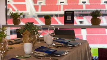 Imagen de una mesa de la Cena Premium VIP en el palco con vistas al c&eacute;sped del Wanda Metropolitano.