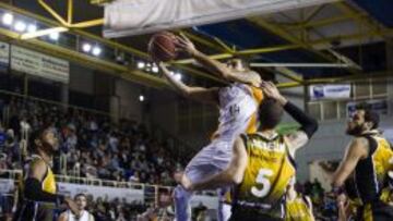 James Feldeine entra a canasta superando a Giannopoulos y a Asselin.