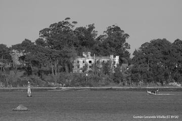 En la Bahía de Santander, en el término de Pontejos, se encuentra esta pequeña península, antaño isla, de poco más de 187 metros.  En este lugar, en el s.XIX, se encontraba un lazareto para los marineros que sufrían enfermedades tropicales y servía como lugar de cuarentena. Además, se convirtió en un hospital para tuberculosos. El misterio siempre ha rodeado Isla Pedrosa pero se acentuó cuando una joven llamada Anita Lauda afirmó sentir ‘vibraciones extrañas’