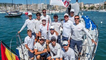 La tripulación del ‘Nadir’, en el pantalán del RCNP.