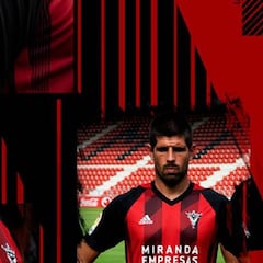 El Mirandés presenta novedades en su nueva indumentaria