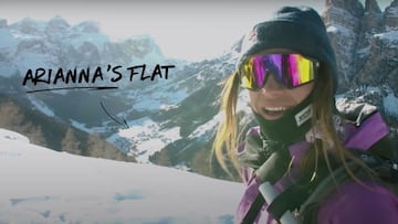 La freerider Arianna Tricomi, m&aacute;scara y gorro puestos, se&ntilde;alando su casa en Corvara, Badia (Italia), en los Dolomitas italianos, llena de nieve. 