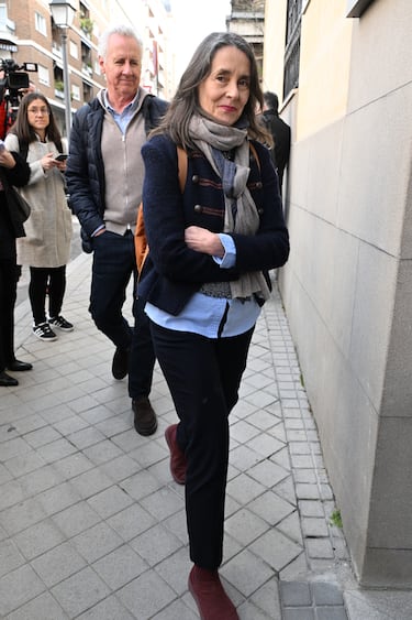 El periodista Lorenzo Milá y su mujer, Sagrario Ruiz asisten a la capilla ardiente por Fernando Ónega situada en la Casa de Galicia de Madrid.