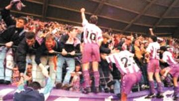 Momento de la celebración del Real Valladolid tras ganar 3-8 en Oviedo.