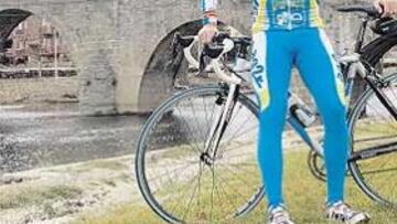 <b><b>Habrá cinco españoles</b> El Ag2R, que en 2006 debutará en el UCI ProTour, cuenta con 26 ciclistas, cinco de ellos españoles. Además del abulense están Iñigo Chaurreau y Mikel Astarloza, que ya militaban en el equipo, y José Luis Arrieta y David Navas (en la foto, con Paco), cuyos fichajes fueron pedidos por Mancebo.