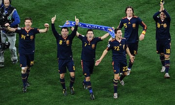 Los jugadores españoles dieron la vuelta de honor al Soccer City de Johanesburgo como campeones del mundo.