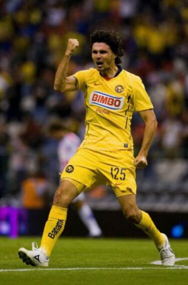 Llegó al América en el 2009, en donde no logró destacar como se esperaba, sin embargo, marcó el gol que mandó a Necaxa a la división de Ascenso en el 2009.