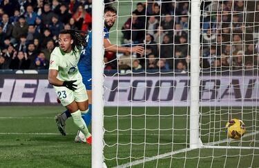 El lateral francés del Barcelona hizo una gran maniobra para batir a un inconmensurable David Soria. Sigue siendo el complemento ideal en la banda derecha para Lamine Yamal. Otro partido completo de Koundé.