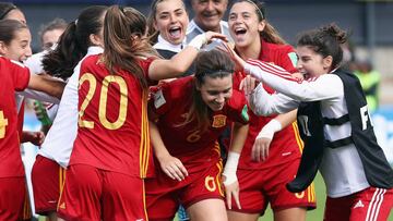 Dámaris es felicitada por sus compañeras.