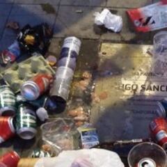 La basura cubre por completo la placa de Hugo Sánchez