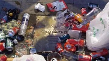 La basura cubre por completo la placa de Hugo Sánchez