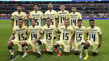 Nicolás Castillo y Nicolás Benedetti, quienes se encuentran convalecientes, previo a su duelo contra Atlas en la cancha del estadio Azteca.