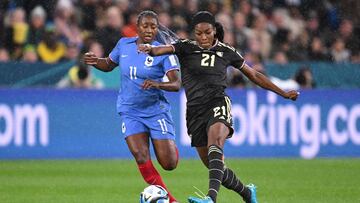 Sydney (Australia), 23/07/2023.- Cheyna Matthews of Jamaica (R) and Kadidiatou Diani of France (L) in action during the FIFA Women's World Cup Group F soccer match between France and Jamaica in Sydney, Australia, 23 July 2023. (Mundial de Fútbol, Francia) EFE/EPA/DEAN LEWINS AUSTRALIA AND NEW ZEALAND OUT EDITORIAL USE ONLY
