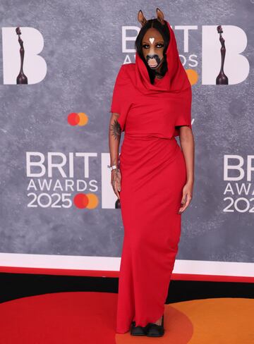 horsegiirL posa en la alfombra de los Brit Awards 2025.