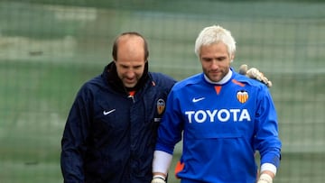 Febrero de 2008, Ochotorena abraza a Cañizares.