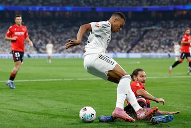 Falta de Juan Cruz a Kylian Mbappé. El defensor rojillo arrastra con su pierna derecha al delantero francés.