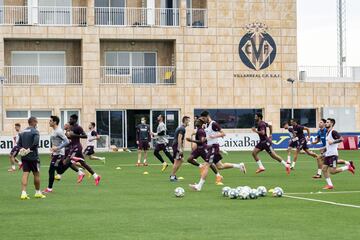 Grupo del Villarreal en el entrenamiento.