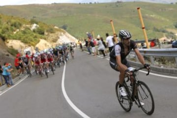 El ciclista suizo del equipo Trek, Fabian Cancellara, momentos antes de ser cogido por el pelotón tras su escapada en la decimosexta etapa de la Vuelta a España 2014, con salida en San Martín del Rey Aurelio y llegada al Alto de La Farrapona-Lagos de Somiedo, con un recorrido de 160,5 kilómetros. 