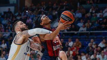 El pívot francés del Real Madrid Vincent Poirier defiende al ala pívot estadounidense del Baskonia Chima Moneke.