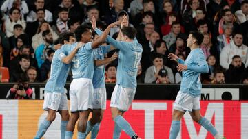 VALENCIA, 17/01/2024.- Los jugadores del Celta de Vigo celebran el tercer gol del equipo, conseguido por el griego Anastasios Douvikas (2d), durante el partido de los octavos de final de la Copa del Rey de fútbol que Valencia CF y Celta de Vigo disputan este miércoles en el estadio de Mestalla. EFE/Manuel Bruque
