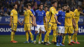Los jugadores del Alcorcón, durante un partido contra el Oviedo.