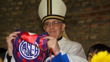Bergoglio, con un bander&iacute;n de San Lorenzo.