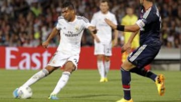 Casemiro, en una acci&oacute;n ante el Lyon.