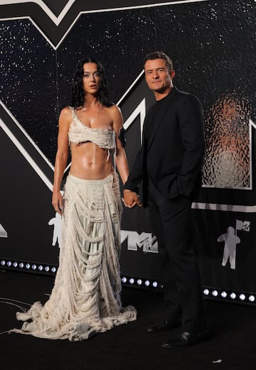 Katy Perry y Orlando Bloom posan juntos en la alfombra roja de los MTV Video Music Awards.