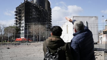 People look at an apartment building where a fire occurred, in Valencia, Spain, February 23, 2024. REUTERS/Antoine Demaison