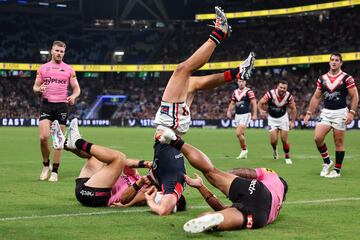 Sydney Roosters y Penrith Panthers protagonizaron un emocionante encuentro de la NRL en el Allianz Stadium
de S¨ªdney, Australia, con triunfo para los visitantes (16-22). En la imagen, Joseph Manu, de los Roosters, queda clavado en el suelo cabeza abajo tras anotar de forma espectacular un try que posteriormente ser¨ªa anulado.