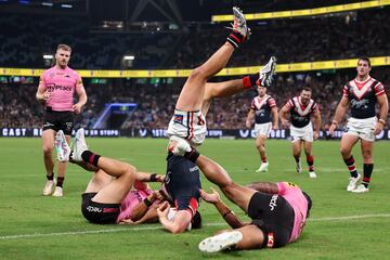 Sydney Roosters y Penrith Panthers protagonizaron un emocionante encuentro de la NRL en el Allianz Stadium
de Sídney, Australia, con triunfo para los visitantes (16-22). En la imagen, Joseph Manu, de los Roosters, queda clavado en el suelo cabeza abajo tras anotar de forma espectacular un try que posteriormente sería anulado. 