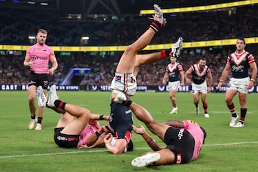 Sydney Roosters y Penrith Panthers protagonizaron un emocionante encuentro de la NRL en el Allianz Stadium
de Sídney, Australia, con triunfo para los visitantes (16-22). En la imagen, Joseph Manu, de los Roosters, queda clavado en el suelo cabeza abajo tras anotar de forma espectacular un try que posteriormente sería anulado. 