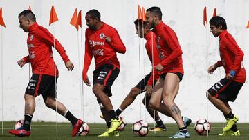 Fútbol, entrenamiento de la seleccion chilena.
Los jugadores de la seleccion chilena son fotografiados durante la practica realizada en el complejo deportivo Juan Pinto Duran de Santiago, Chile.
03/10/2017
Andres Pina/Photosport**********
Foo