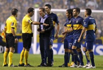 Rodolfo Arruabarrena (3rd L) coach of Boca Juniors, argues with referee Dario Herrera (2nd L) at the end of the first half during their Copa Libertadores soccer match against River Plate in Buenos Aires, Argentina, May 14, 2015.   REUTERS/Enrique Marcarian 